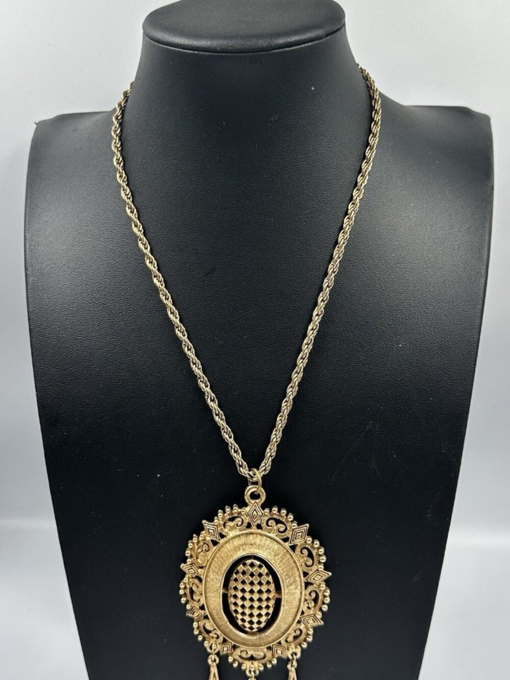 Vintage Medallion Pendant Necklace Gold Tone Ornate Statement Long Chain - Picture 3 of 9